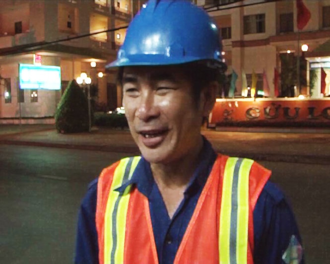 Anh cong nhan ve sinh tra lai hon 1.000 USD nhat duoc hinh anh