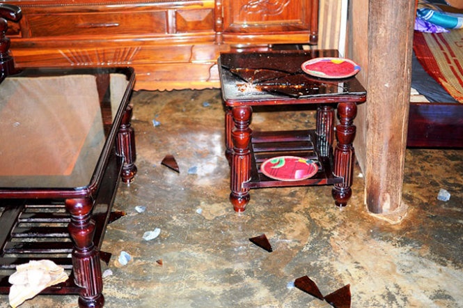 Bàn kính của người dân bị vỡ sau khi đá bay vào nhà.