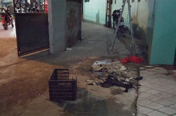 Do xang tu thieu truoc cong nha hinh anh