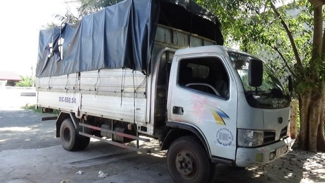 Chiếc xe tải bị cướp tấn công.