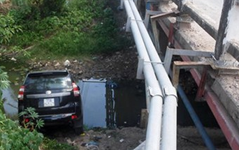 Oto bat ngo lao song, bay cuu chien binh bi thuong hinh anh