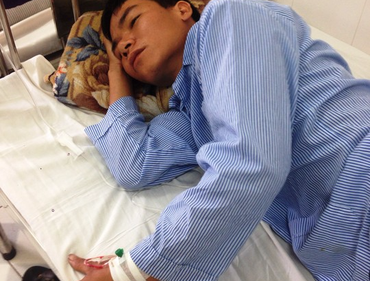 Be trai vo tinh ban ban cua bo bi thuong bang sung tu che hinh anh