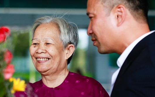 Tim thay me sau 40 nam  xa cach hinh anh