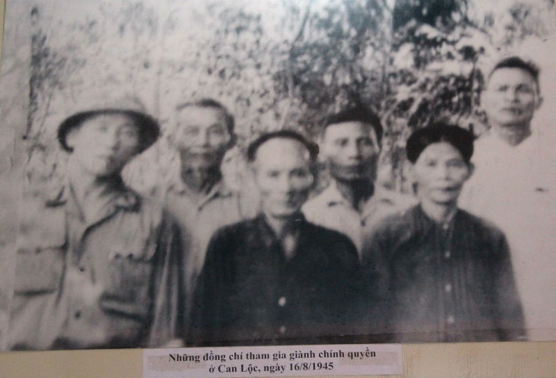 Những người thuộc Đội thanh niên cứu quốc tham gia cướp chính quyền.