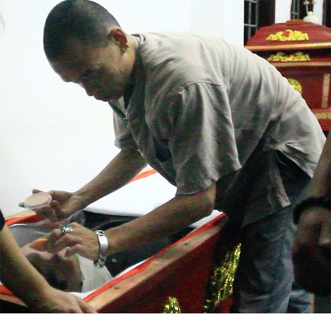 Noi niem cua nhung nguoi 'song cung xac chet' hinh anh