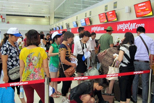 Khach xe rach ao nhan vien hang khong o san bay Noi Bai hinh anh