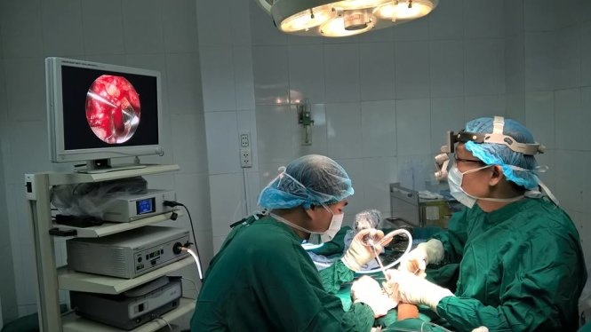 Các bác sĩ đang phẫu thuật cho ông Thảo.