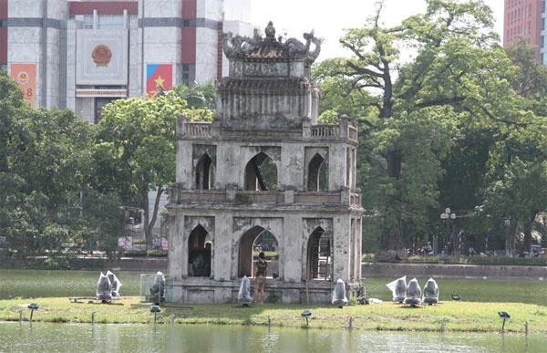 Nam thanh nien nhay xuong Ho Guom boi ra Thap Rua 'co thu' hinh anh