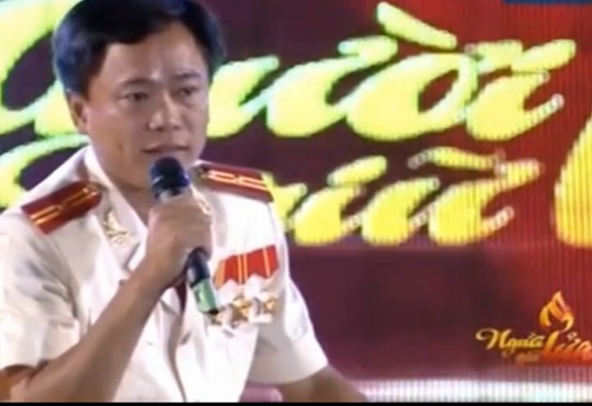 Nguoi cam hoa nhung ten con do khet tieng hinh anh