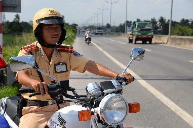 Chang canh sat giao thong 'hong co nho' bao lan bat cuop hinh anh