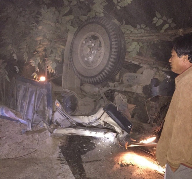 Lat xe tren deo Lo Xo, 2 nguoi tu nan hinh anh