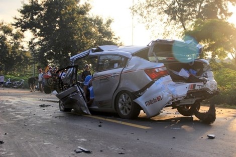 Vu xe con dau dau xe tai, CSGT thu hai da tu vong hinh anh