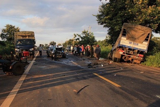 Hiện trường vụ tai nạn làm 2 cảnh sát giao thông thương vong, sáng 20/8.