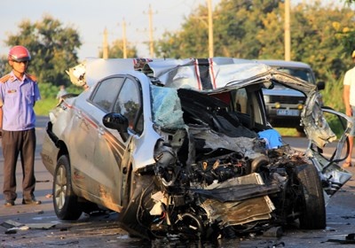 Tong truc dien xe tai, mot canh sat giao thong tu nan hinh anh