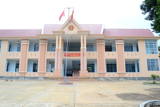 Ca UBND xa keo nhau di choi trong gio hanh chinh hinh anh