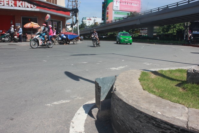 Tấm thép phản quang ở khu vực cầu vượt Lăng Cha Cả, Q.Tân Bình (TP.HCM) bung ra chờ “bẫy” người đi đường.