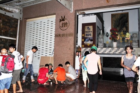 Khách sạn H.A có ba tầng và ngọn lửa bốc lên từ một phòng ở tầng trệt.