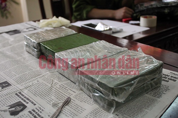 8 bánh hêrôin thu giữ tại Cơ quan Công an.