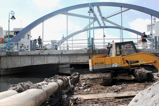 Sa lan dam nut cau tren kenh Tan Hoa - Lo Gom hinh anh