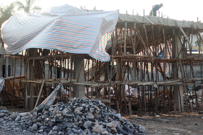 Sap gian thep, ba tho ho bi thuong hinh anh