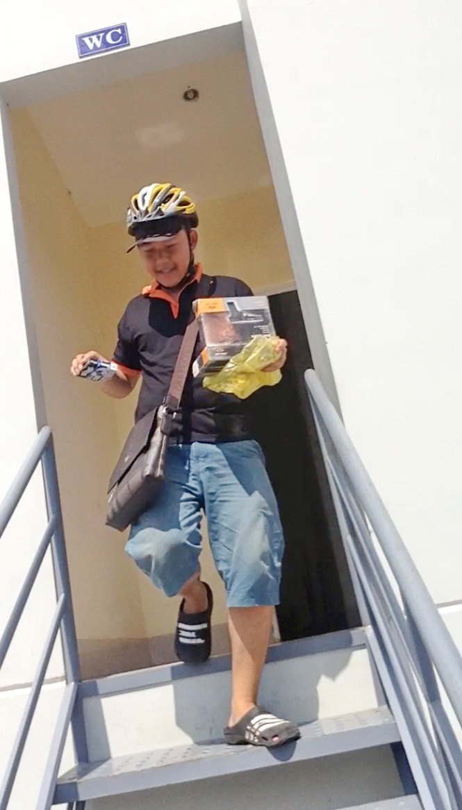 Hộp “hàng nóng” trên tay ông Nghĩa rao bán với giá 8 triệu đồng.