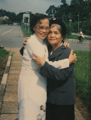 Bà Lê Thi (trái) chụp ảnh cùng bà Đàm Thị Loan ở Quảng trưởng Ba Đình năm 1997.