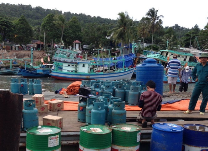 Binh gas phat no tren tau hat vang 3 cong nhan hinh anh