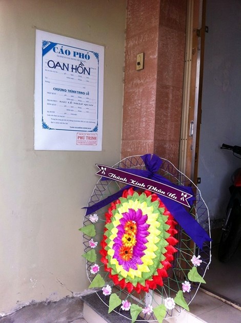 Vòng hoa “tang” trước nhà.