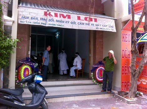 Hình ảnh vòng hoa đặt trước cửa hàng cầm đồ Kim Lợi.