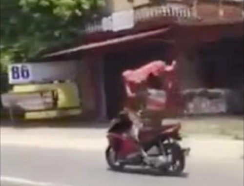 Truy tim 'quai xe' lai xe bang chan phong vun vut tren QL5 hinh anh