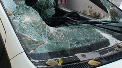 Doi tien bao ke khong duoc, dap pha 5 xe taxi hinh anh