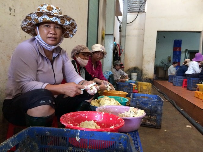Cong nhan ngo doc vi nhung sau rieng vao hoa chat lam chin hinh anh