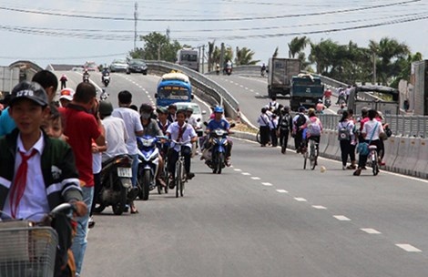 Hoc tro dua gion voi tu than tren quoc lo 1 hinh anh