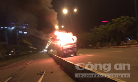 Đám cháy trong cabin xe bốc cao.