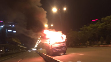 Xe tai boc chay ngun ngut tren xa lo Ha Noi hinh anh