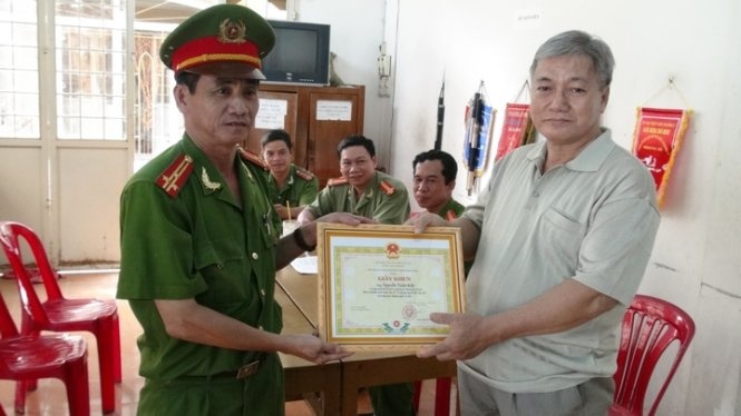 Công an TP Sa Đéc (tỉnh Đồng Tháp) tặng bằng khen cho ông Nguyễn Tuấn Kiệt.