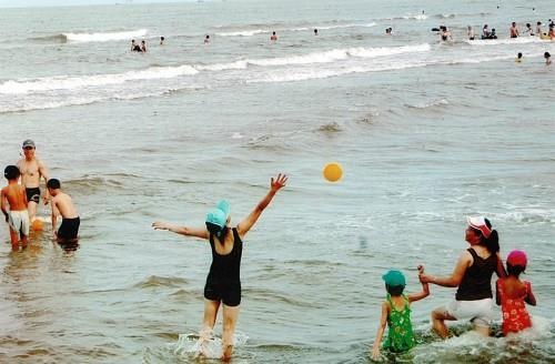 Kiem diem can bo xa sam so du khach duoi nuoc hinh anh