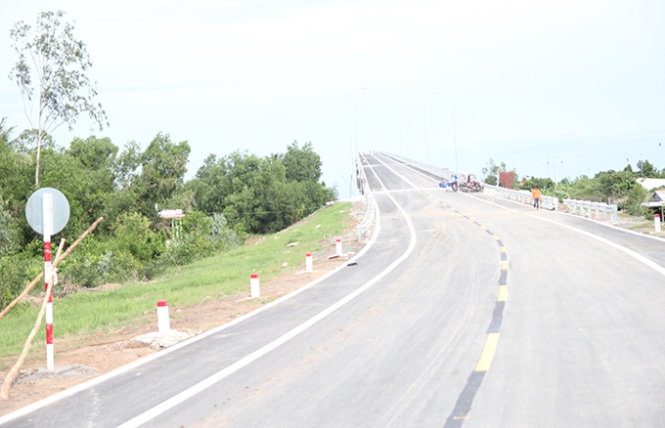 Đường lên cầu Mỹ Lợi phía tỉnh Tiền Giang.