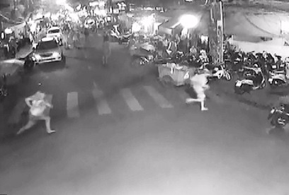 Can canh ten cuop giat tui xach o 'pho Tay' Bui Vien hinh anh