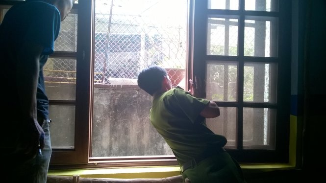 Công an tiến hành xem xét, kiểm tra hiện trường.