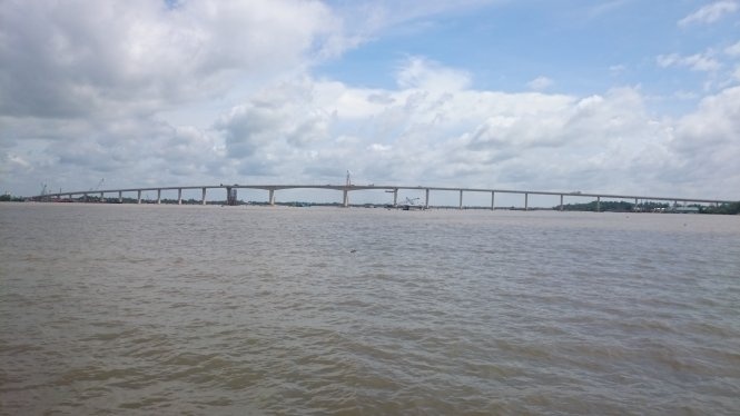 Toàn cảnh cầu Mỹ Lợi nhìn từ sông Vàm Cỏ.