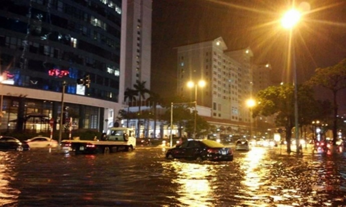 Hà Nội ngập nặng khiến nhiều ô tô gặp nguy tối 26/8. 