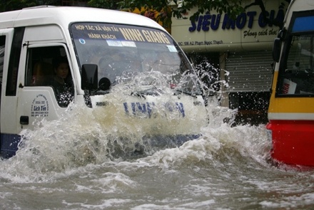 Bi kip lai oto, xe may qua vung ngap nuoc hinh anh