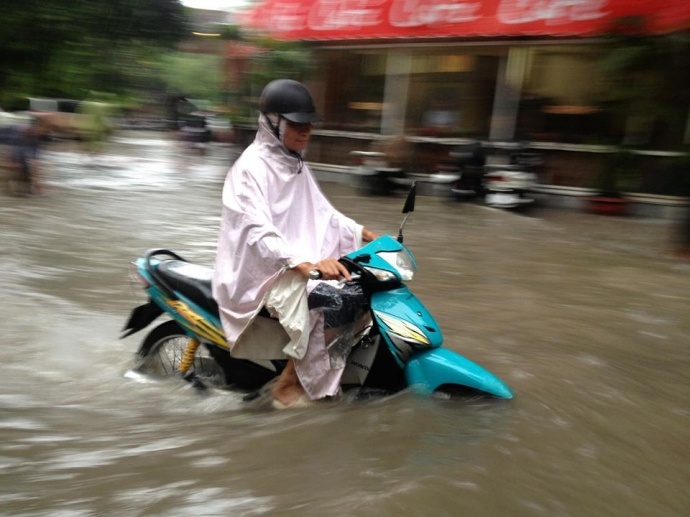 Đi chậm và về số thấp sẽ giúp xe máy của bạn vượt qua vùng ngập nước.
