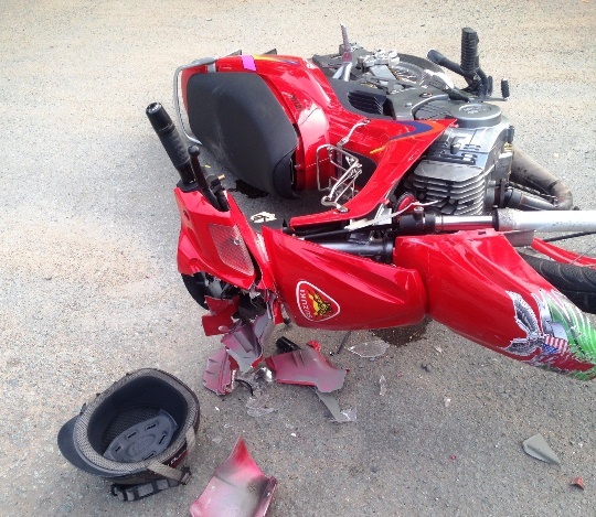 Xe bien so tu quy vuot den do, 2 thanh nien nhap vien hinh anh