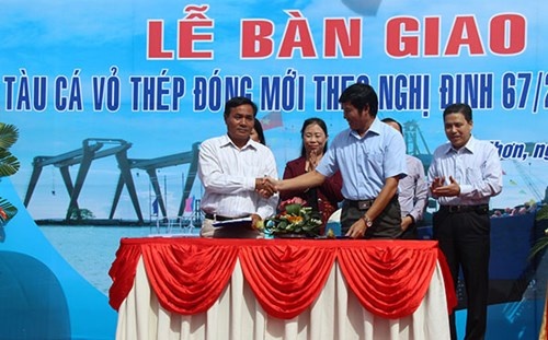 Tàu đóng theo mẫu tàu đánh cá lưới vây vỏ thép khu vực miền Trung do Bộ NN&PTNT công bố. Công suất thiết kế 880 CV, chiều dài 25m, rộng 7m, chiều cao mạn 3,15m, mớn nước thiết kế 2,30, tốc độ 12 hải lý/ giờ, hoạt động với cấp sóng 8B, thời gian hoạt động 30 ngày đêm liên tục trên biển. Tàu được trang bị hệ thống lái thủy lực, đầy đủ hệ thống nghi khí hàng hải, cứu sinh cứu hỏa, hầm bảo quản hiện đại. Trong ảnh: Ký bàn giao giữa chủ tàu và Cty TNHH MTV đóng tàu Cam Ranh.