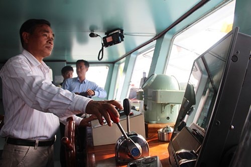 Trong thực hiện Nghị định 67, tỉnh Bình Định được  giao chỉ tiêu nhiều nhất 305 tàu. Hiện tỉnh đã phê duyệt 103 tàu. Trong ảnh: Ngư dân Nguyễn Việt Hằng điều khiển con tàu mới.