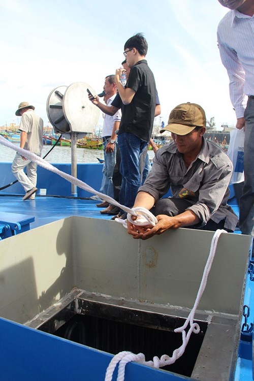 Ngư dân Nguyễn Việt Hằng phấn khởi: “Với con tàu mà lực lớn cùng trang thiết bị hiện đại, chúng tôi sẽ tiếp tục vươn khơi ngư trường Trường Sa vào tháng 9 này, tiếp tục bám biển nâng cao hiệu quả kinh tế và góp phần bảo vệ chủ quyền biển đảo”.