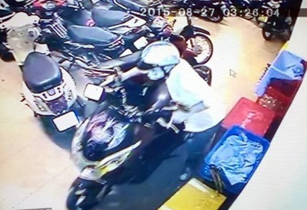 Hình ảnh từ camera an ninh cho thấy tên trộm lẻn vào nhà và dẫn chiếc PCX đắt tiền ra ngoài lúc 3g26 phút sáng.