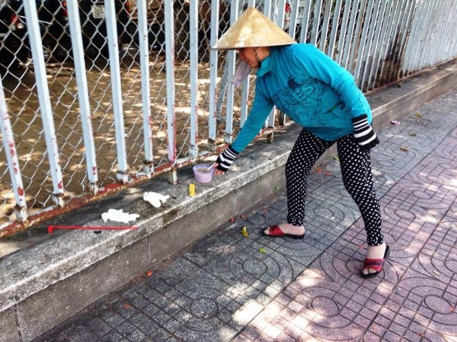 Be so sinh tu vong bi bo roi ben duong hinh anh